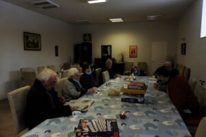 Salle commune avec grande table résidence séniors Paradis le Puy