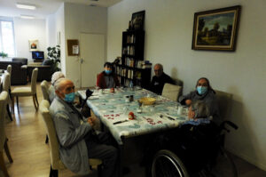 Salle commune avec de repas résidence séniors Paradis le Puy