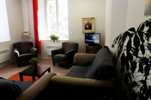 Salle de repos avec télévision résidence séniors Paradis le Puy